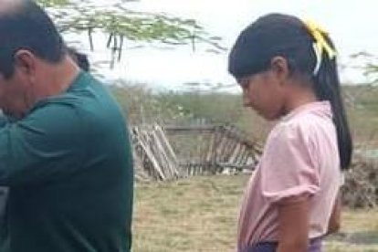 Junto a la gruta de la Virgen colocaron el símbolo que representa la muerte del Hijo de Dios.