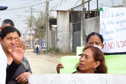Moradores protestaron en contra de los desalojos programados para ayer en el sitio.