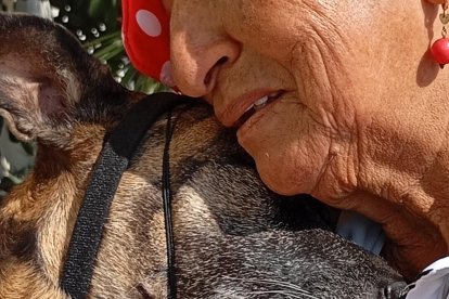 Gioconda y Tatiana se abrazan de alegría por estar juntas.