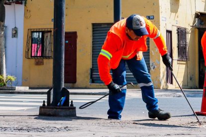 Los trabajadores municipales realizaron una inspección visual de los postes semafóricos en varios sectores del centro y sur de la ciudad.