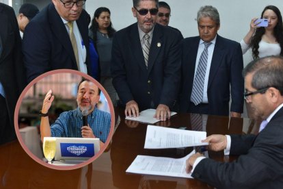 Néstor Marroquín entregó la petición en la Delegación Provincial del CNE. El secretario del organismo lo recibió.