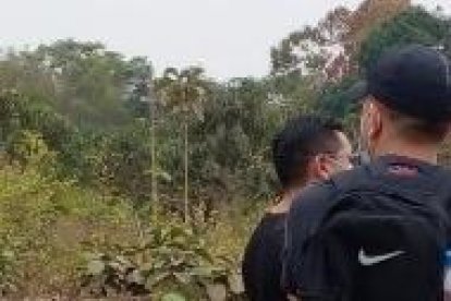 En el camino polvoriento encontraron a la víctima.