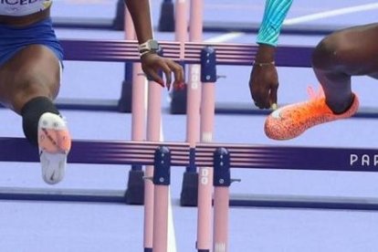 La ecuatoriana Maribel Caicedo (i) junto a Charisma Taylor de Bahamas en semifinales de 100 metros vallas