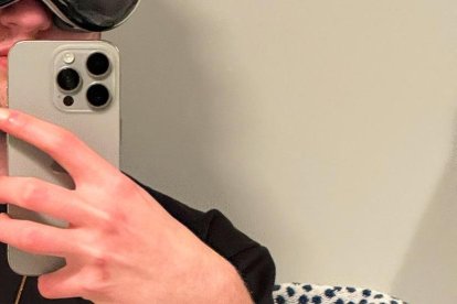 El creador del aparato, Avi Schiffmann, posa mientras usa Friend en el cuello.