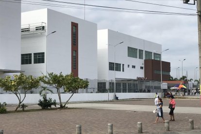 El cuerpecito de la niña habría sido llevada hasta la morgue de esta casa de salud.