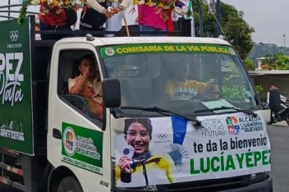 La caravana que encabezó la luchadora libre olímpica tuvo resguardo de seguridad en carro y a pie para precautelarla de algún desmán.