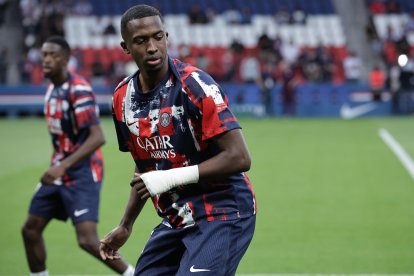 Willian Pacho en el calentamiento previo al encuentro de PSG ante Montpellier