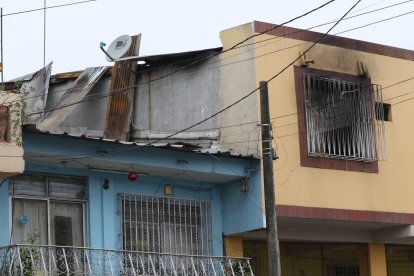 En Colón y la 10ma, una persona hirió a su cónyuge y procedió a incendiar la casa donde habitaban.