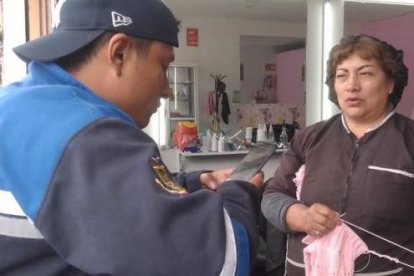 Las familias se están preparando para una posible erupción del volcán.