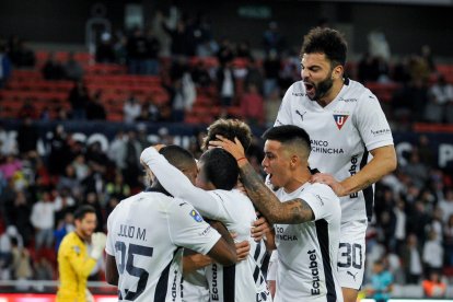 Liga de Quito festejando la goleada ante D. Cuenca.