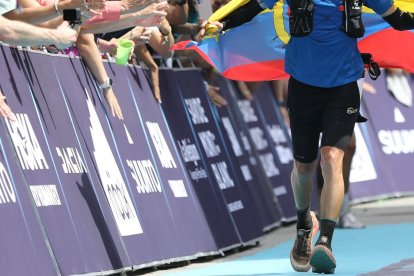 El ecuatoriano Joaquín López cuando cruzaba tercero la meta del Ultratrail de Mont Blanc.