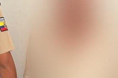 La Policía Nacional, a través de una publicación, compartió una foto difuminada del sospechoso junto a dos agentes luego de su aprehensión.