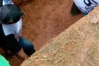 Los parientes de la menor de edad prepararon la tumba donde sería depositada.