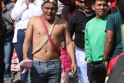 Familiares de las víctimas lloraban desconsolados al ver sus cuerpos apilados a un costado de la vía. En total murieron nueve personas.