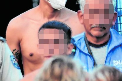 Los presos recién liberados prefieren dejar sus ropas porque estas están “llenitas de enfermedades”, como tuberculosis y cólera.