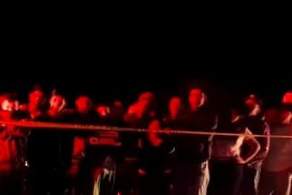 El accidente entre los motociclistas se produjo en un lugar oscuro.