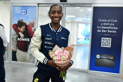 Kiara con un ramo de flores que le dieron en la bienvenida.