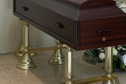 El féretro de Gabriela estaba en medio. A ella y sus hijas las velaron desde la noche del martes hasta ayer, cuando estaba previsto el sepelio.