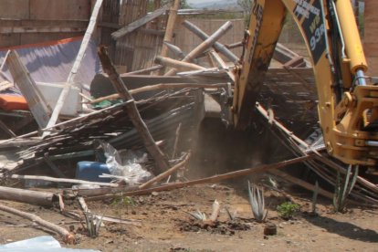 Maquinaria pesada destruye las casas de caña que se habían construido ilegalmente.