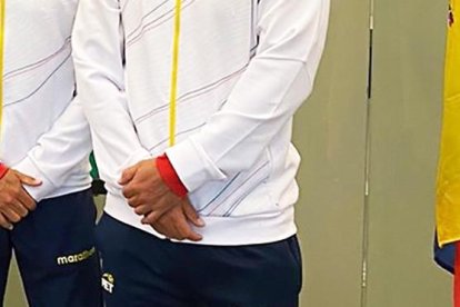 La plantilla ecuatoriana completa, durante el sorteo oficial, junto al capitán Raúl Viver.