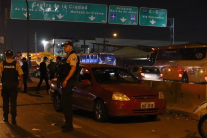 El vehículo quedó a unos dos kilómetros del centro carcelario, en la vía a Daule.