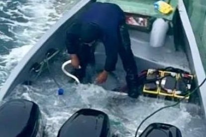 La nave tenía tres motores fuera de borda. Los bultos tenían un peso total de cuatro toneladas.