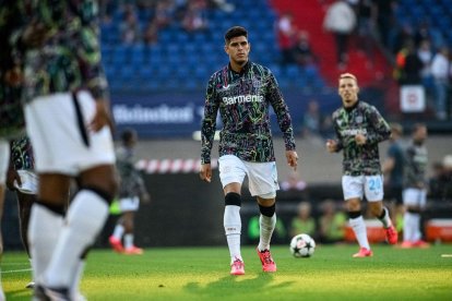 Piero Hincapié destacó en la goleada de Bayer Leverkusen.