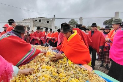 En la pampamesa todos aportan con alimentos. Se colocan papas, mellocos, habas y tostado.