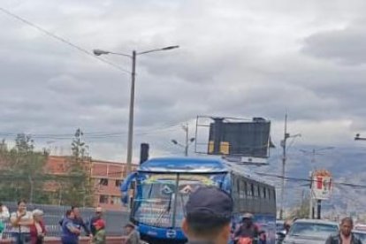 El caso se registró cuando el bus iba en sentido sur hacia el norte, en la avenida Mariscal Sucre, sector Santa Anita.