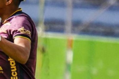 Stiven Tapiero celebrando con Enzo Fernández  en Latacunga.