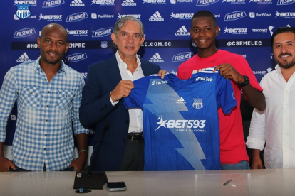 Óscar Bagüí (i) en la presentación de su hijo Diogo en el primer equipo de Emelec