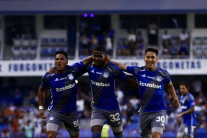 Diogo Bagüí (c) celebra su gol en el Capwell, junto a Tommy Chamba (d) y Ronny Borja