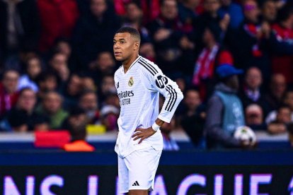 Mbappé entró a la segunda mitad del partido, pero no fue certero.