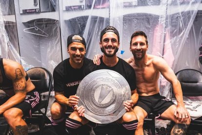 Leonardo Campana (c) celebra la MLS Supporters' Shield junto a Luis Suárez y Lionel Messi.