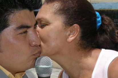 Gerardo en una presentación en el 2010, cuando una fanática se acercó a darle un beso.