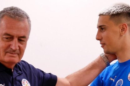 Gustavo Alfaro y la selección de Paraguay trabajando en Quito.