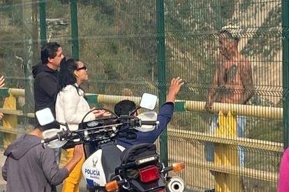 El tipo estuvo parado en la baranda del puente Chiche, oriente de Quito.