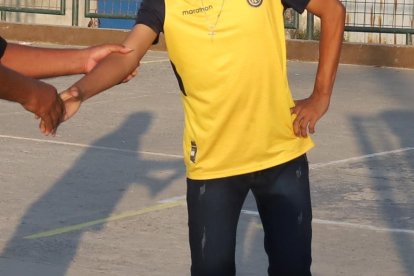 Don ‘Da’ es recibido como estrella de rock en cada uno de sus recorridos por su barrio .