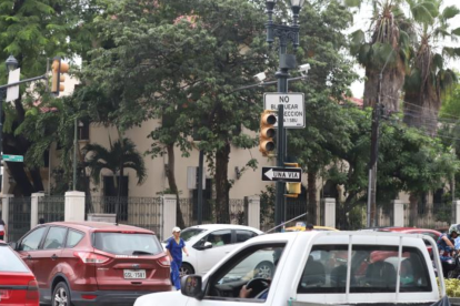 Semáforos sin energía eléctrica en Guayaquil.