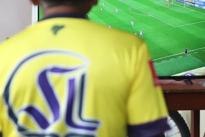 En una vivienda en la calle 38 y Sedalana, sacaron un televisor para ver el partido.