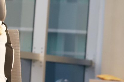 La comunicadora cautiva a su audiencia desde us cabina radial.