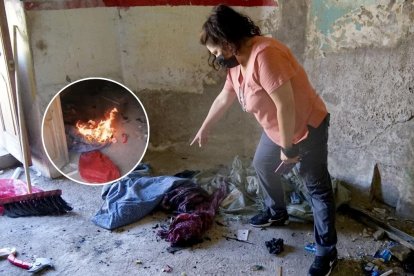 Consuelo Arroyo muestra una de las habitaciones donde empezaron a quemar cosas.