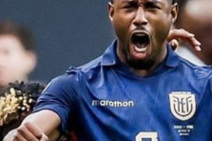 John Yeboah en la celebración de gol con la camiseta de la selección de Ecuador