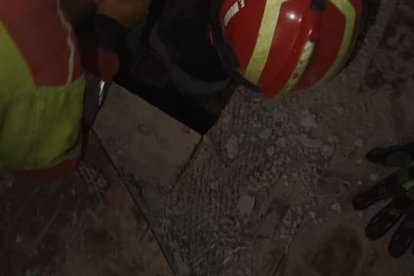 Los bomberos llevaron maquinaria pesada para romper el piso y sacar a los sospechosos.