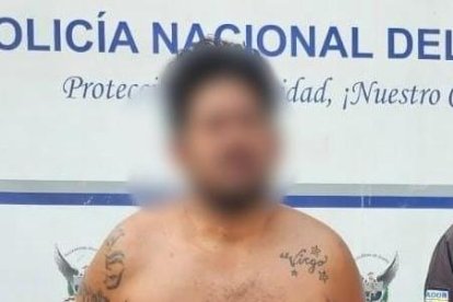 Uno de los detenidos es un hombre que, de acuerdo con datos policiales, formaría parte del grupo delictivo Los Lobos. Fue encontrado en una vivienda.