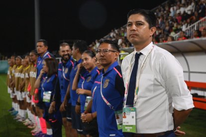 Eduardo Moscoso (camisa blanca) es el entrenador de Ecuador en el Mundial sub 17.