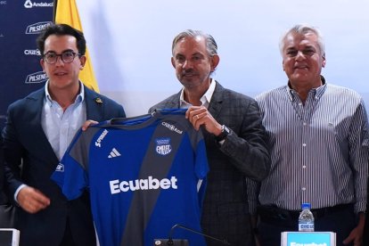 César Avilés (d) será el encargado de dirigir a Emelec tras la renuncia de José Pileggi (c).