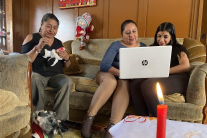 La familia aprovecha los momentos en los que tienen luz para pasar tiempo juntos.