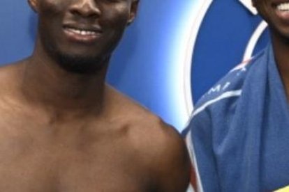 Willian Pacho (d) y Jhoanner Chávez intercambiaron camisetas al final del compromiso.