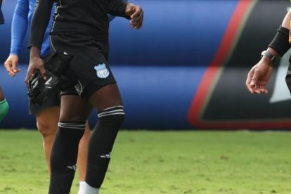 Gilmar Napa fue consolado por Alexander Domínguez al término del primer tiempo.